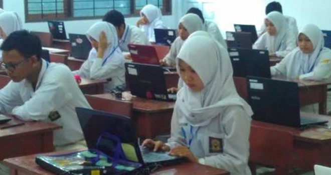 Siswa mengerjakan soal Ujian Nasional. Ilustrasi Foto: JPNN
