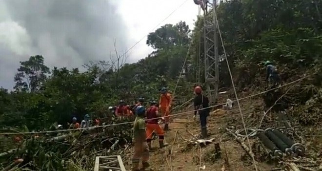 Perbaikan tower SUTT di Muara Emat, Kerinci. Foto : Gusnadi / Jambiupdate
