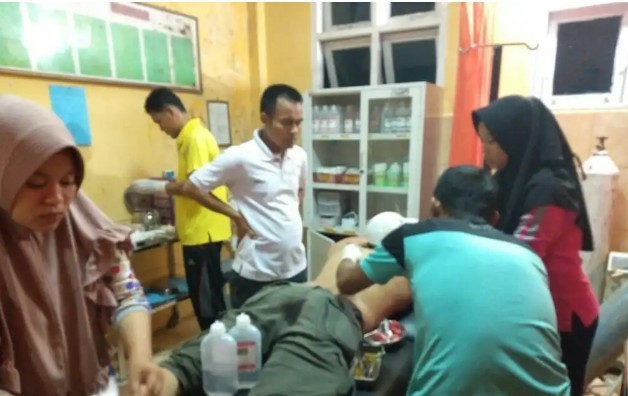 Briptu Gerry salah satu anggota Tim Opsnal Polsek Tabir saat mendapatkan perawatan di rumah sakit. Gerry ditikam bandar Narkoba. (WIWIN SAPUTRA/JAMBI UPDATE)