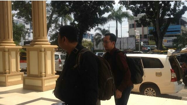 Penyidik KPK kembali melakukan pemeriksaan kasus uang ketok palu. /foto: (cr03). 