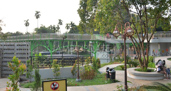 RTH Taman Anggrek Sri Soedewi sudah mulai dinikmati pengunjung meskipun belum diresmikan. Pembangunan RTH ini menghabiskan dana sebesar Rp 6,7 M. Foto : M Ridwan / Jambi Ekspres