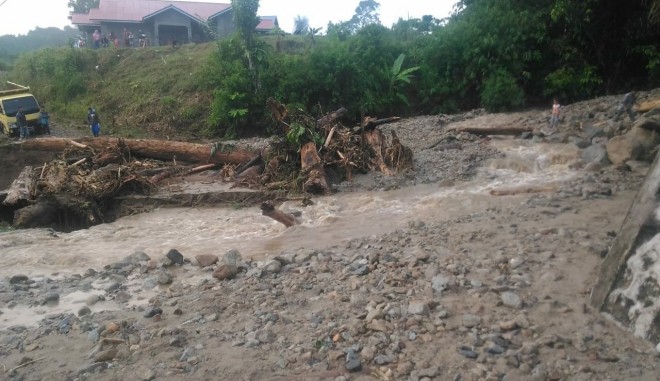 Banjir bandang mengantam Desa Rantau Kermas, Kecamatan Jangkat, Kabupaten Merangin. Foto : Ist
