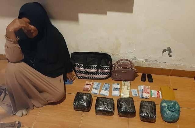 Syamsiah saat diamankan BNN karena kedapatan bawa sabu sebanyak 9 kg. (Istimewa) 