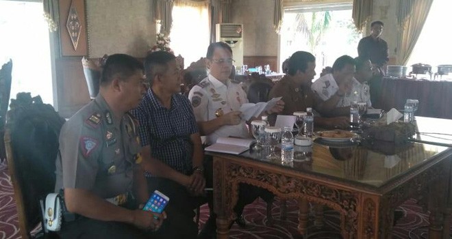 Bupati Tanjabtim, Romi Hariyanto bersama 50 sopir dan toke sawit di Rumah Dinas Bupati Tanjung Jabung Timur (Tanjabtim), Selasa (19/3). Foto : Maulana / Jambiupdate