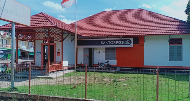 Kantor Pos Muaratebo yang dibangun pada zaman penjajahan Belanda pada tahun 1937. (Inzet) Bentuk brankas peninggalan Belanda. Foto : Munasdi / Jambi Ekspres