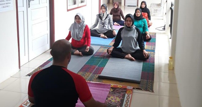 Aktivitas yoga di Puskesmas Kuala Tungkal. Foto : Gatot Sunarko / Jambi Ekspres