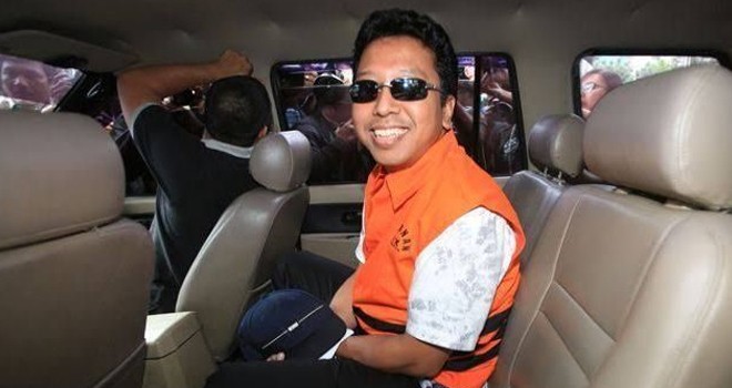 Mantan Ketua Umum PPP, Romahurmuziy saat akan ditahan KPK, Jumat pekan lalu. ICW menilai kasus dugaan mahar di untuk jabatan Rektor UIN Jakarta, bisa menjadi pintu masuk pengungkapan kasus jual beli jabatan di Kemenag. Foto : Issak Ramadan/JawaPos.com