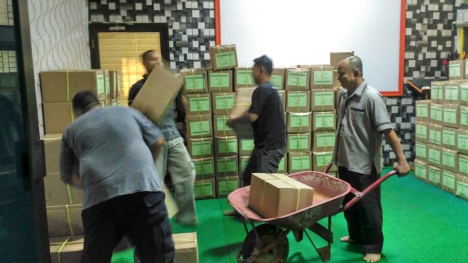 Ratusan Ribu Surat Suara Tiba di Kantor KPU Batanghari. Foto : Reza / Jambiupdate