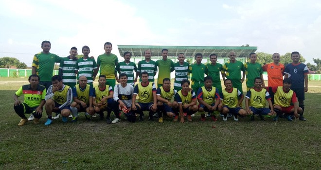 Kesebelasan Pers FC dan Kesebelasan Askot Jambi foto bersama sebelum pertandiangan. Foto : Ist