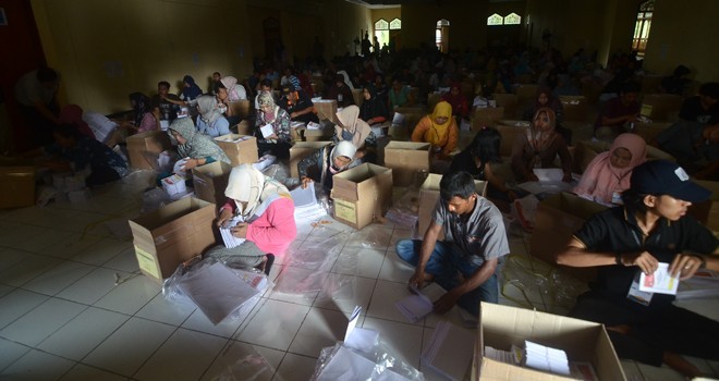 Sejumlah masyarakat tengah melakukan pelipatan dan penyortiran surat suara Pemilu 2019.  FOTO : M. RIDWAN/JE