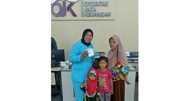 Konsumen jasa keuangan yang datang ke OJK mendapatkan hadiah. Foto : Ist