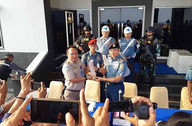 Danlanal Batam Kolonel Laut (P) Alan Dahlan ketika memperlihatkan baby lobster dalam ekspos di Mako Lanal Batam. (Istimewa)