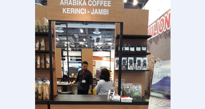 Stand Koperasi Koerintji Barokah di Singapura. Foto : Ist