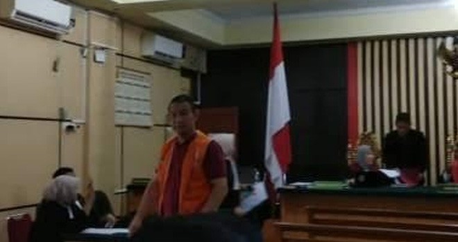 Owner Karaoke Hawai, T Minsai alias Acai usai menjalani sidang perdananya. Foto : Ist