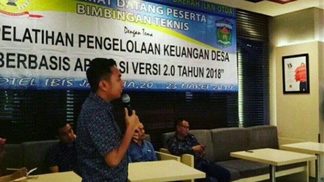 Ketua DPRD Kota Sungai Penuh Fikar Azami, saat membuka Bimbingan Teknis Pengelolaan Dana Desa berbasis Aplikasi 2.0,  Kamis (21/03/2019).
