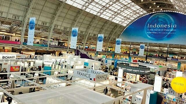 SEJARAH: Menteri Pariwisata Indonesia Arief yahya (lima dari kanan) dan Kepala Badan Ekonomi Kreatif Triawan Munaf (empat dari kanan) saat menghadiri pembukaan status Indonesia sebagai market focus The London Book Fair (12/3). (Thomas Ardian Siregar for Jawa Pos.)