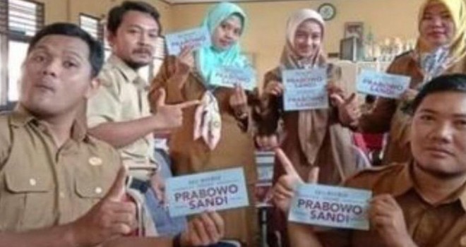  guru pose dua jari dipecat. Foto : Istimewa