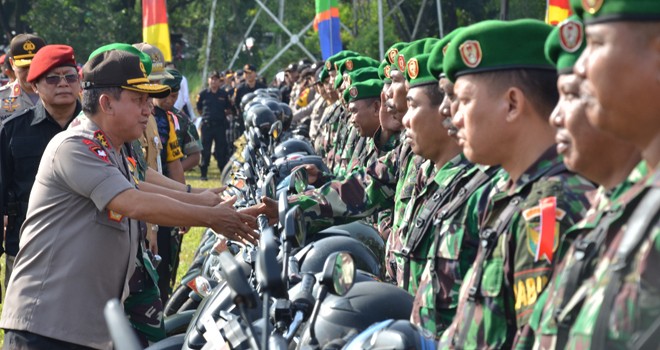 Muchlis AS dan Danrem 042 Gapu Kolonel Arh Elphis Rudi saat meninjau kesiapan pasukan pengamanan Pemilu kemarin (22/3). Foto : M Ridwan / Jambi Ekspres