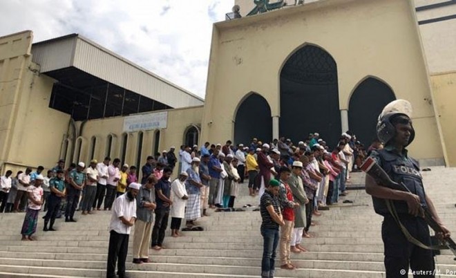 Polisi bersenjata laras panjang berjaga sepanjang salat Jumat di Masjid Nasionla Baitul Mukarram Banglades. Foto : Ist