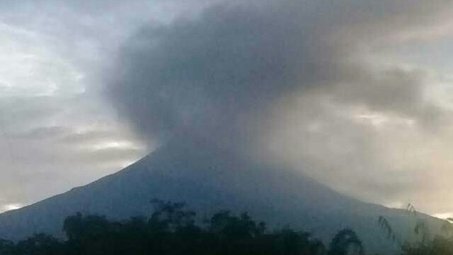 Aktivitas Gunung Kerinci beberapa waktu lalu.