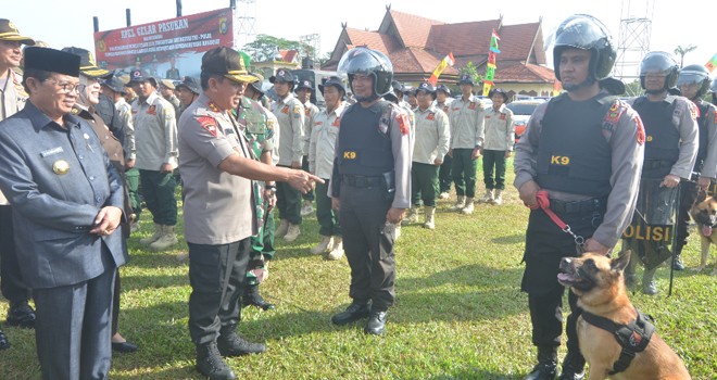 Muchlis AS dan Danrem 042 Gapu Kolonel Arh Elphis Rudi saat meninjau kesiapan pasukan pengamanan Pemilu kemarin (22/3). Foto : M Ridwan / Jambi Ekspres
