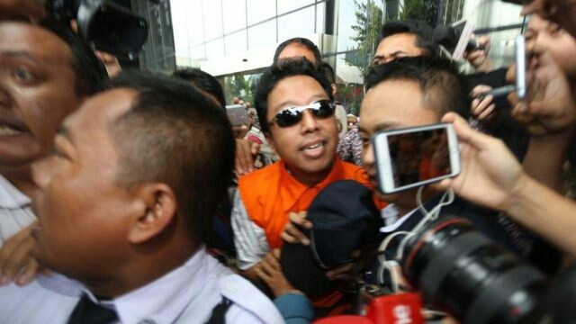 Ketua Umum PPP Romahurmuziy, saat akan menjalani penahanan perdana terkait kasus yang melilitnya, Sabtu (16/3) PPP Romahurmuziy, saat akan menjalani penahanan perdana terkait kasus yang melilitnya, Sabtu (16/3) (Dery Ridwansyah/JawaPos.com)