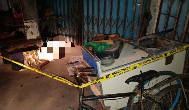 Warga menemukan mayat tukang sol sepatu di depan ruko kosong di kawasan Terminal Rawasari, Pasar Jambi. Foto : Ist