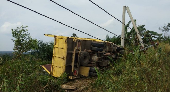 Diduga sopir mengantuk, truk tanpa muatan menabrak tiang listrik hingga patah. Foto : Ist