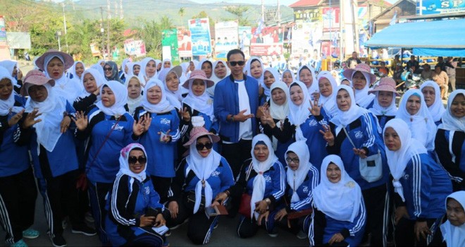 Dipo Nurhadi Ilham bersama masyarakat menyisir jalan di kawasan kota sungai penuh. Foto : Ist