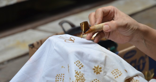Perajin batik tulis tengah membatik. Foto : Ist