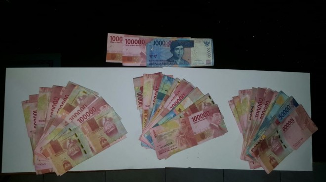 Barang bukti dan tersangka yang diamankan  oleh petugas dari salah satu tempat perjudian di Kelurahan Cempaka Putih, Kecamatan Jelutung. Foto : Ist