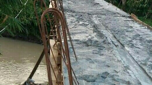 Terlihat Besi Jembatan yang saat Ini sudah Dicor. 