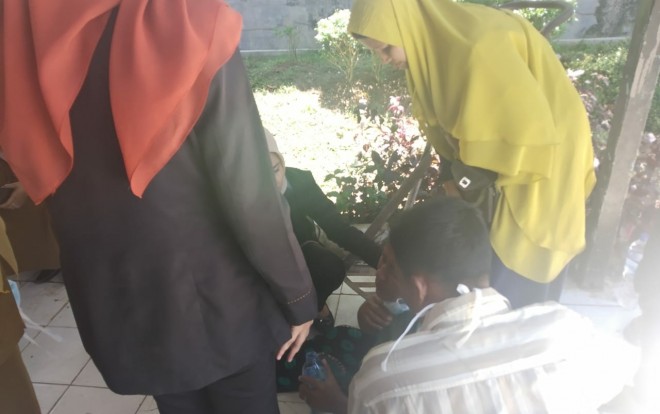 Terlihat keluarga korban kecelakaan histeris.