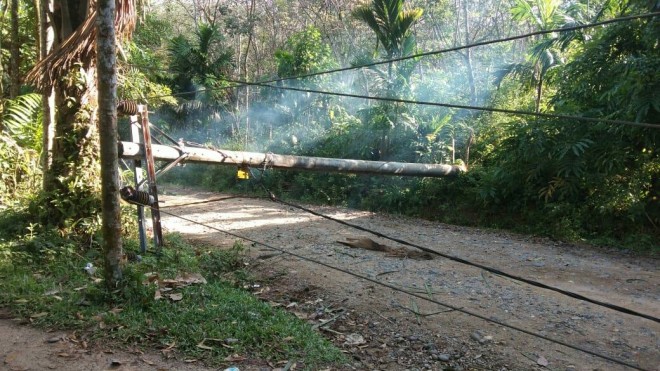Tiang listrik roboh hingga memutuskan akses jalan, Minggu (24/3).