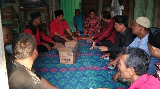 Edi saat Singgahi Senior PDIP yang Lagi Sakit. Foto : Ist