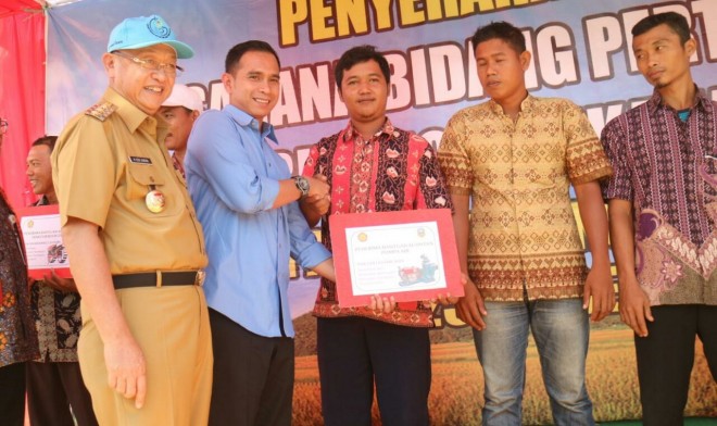 Staf khusus pimpinan DPR RI, Dipo Nurhadi ilham menyerahkan alat pertanian untuk petani Sarolangun. Foto : Ist