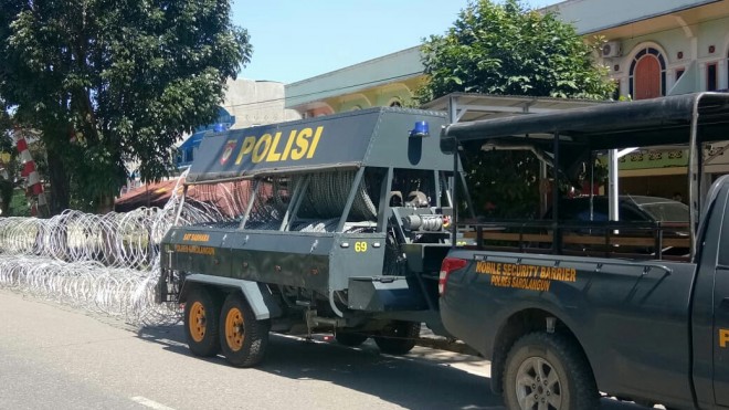 Polres Sarolangun dan Brimob dan TNI melakukan penjagaan ketat.