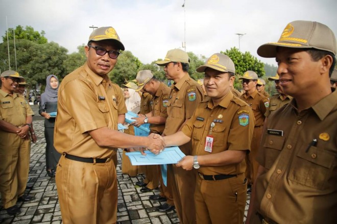 Sekda Kerinci saat menyerahkan hasil evaluasi kerja. Foto : Gusnadi / Jambiupdate