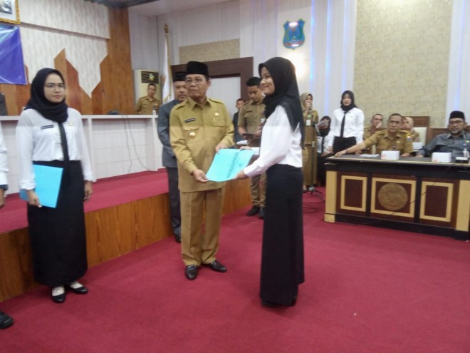217 peserta CPNS Pemprov Jambi yang dinyatakan lulus hari ini mendapatkan SK CPNS dari BKD Provinsi Jambi. 