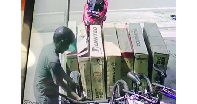 Supriyadi alias Yadi terekam CCTV saat mencuri satu unit sepeda dari toko Edsel Shop. Foto : Ist