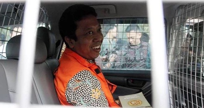 M Romahurmuziy di mobil tahanan KPK.