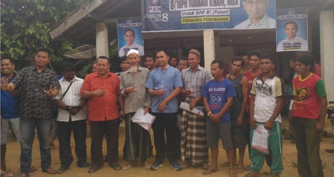 Caleg DPR RI, Dipo Nurhadi Ilham bersama masyarakat air hitam ketika berkujung ke Sarolangun. Foto : Ist