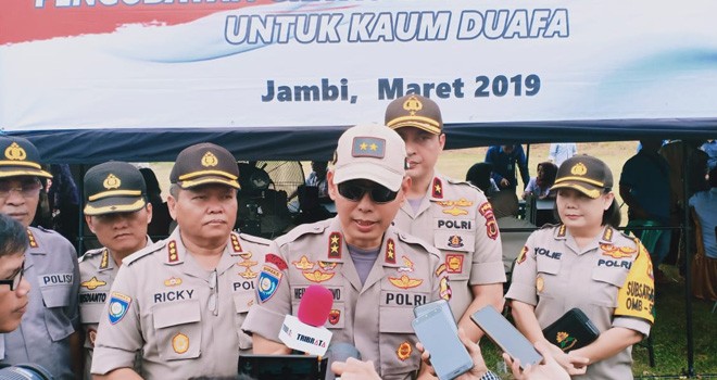 KakorBinmas Baharkam Polri Irjen Drs.Herry Wibowo saat diwawancarai oleh awak media. Foto : Reza / Jambiupdate