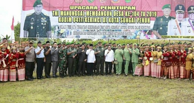 Foto bersama Upacara Penutupan TMMD 104. Foto : Gusnadi / Jambiupdate