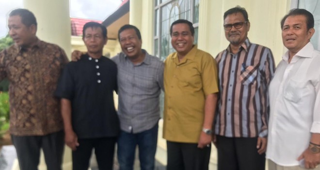 Foto bersama Hasan Basri Agus (HBA) bersama mantan Sekda Provinsi Jambi, Syahrasadin, ditemani Muchtar Muis, mantan Wakil Bupati Muaro Jambi dan Abdullah Hich, mantan Bupati Tanjung Jabung Timur di kediaman H. Romi Hariyanto di Muarasabak. Foto : Ist