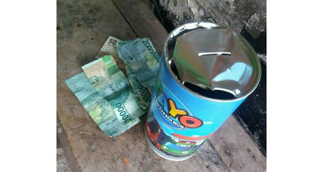 Terlihat celengan warga hanya uang 20 ribu dan 5 ribu saja. Foto : Gusnadi / Jambiupdate