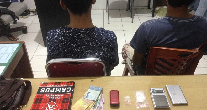 Dua orang yang diamankan oleh BNNP dari Pulau Pandan sedang malakukan transaksi jual-beli narkoba. Foto : Ist
