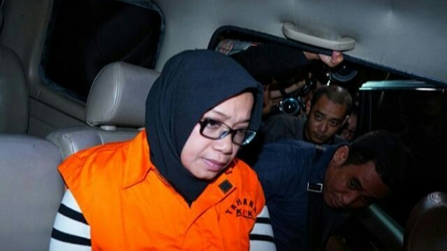 Terpidana kasus suap PLTU Riau, Eni Saragih saat akan dibawa ke rutan KPK, beberapa waktu lalu. KPK hari ini mengeksekusi Eni ke Lembaga Pemasyarakatan (Lapas) Kelas II B Anak Wanita, Tangerang. (Ist/JawaPos.com)