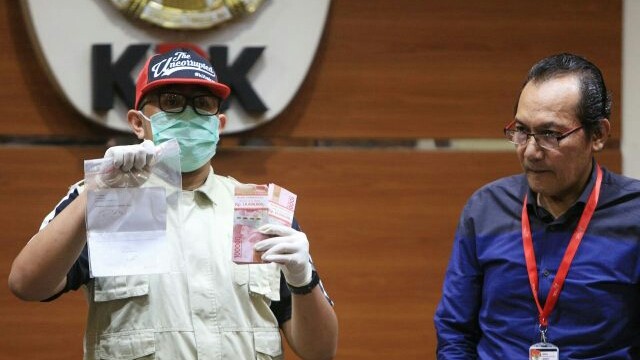 ILUSTRASI. Wakil Ketua Komisi Pemberantasan Korupsi (KPK) Saut Situmorang menunjukkan barang bukti kasus suap. (Miftahul Hayat/Jawa Pos)