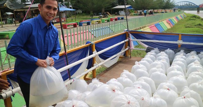 Dipo Nurhadi Ilham menyerahkan bibit ikan untuk masyarakat Sarolangun. Foto : Ist